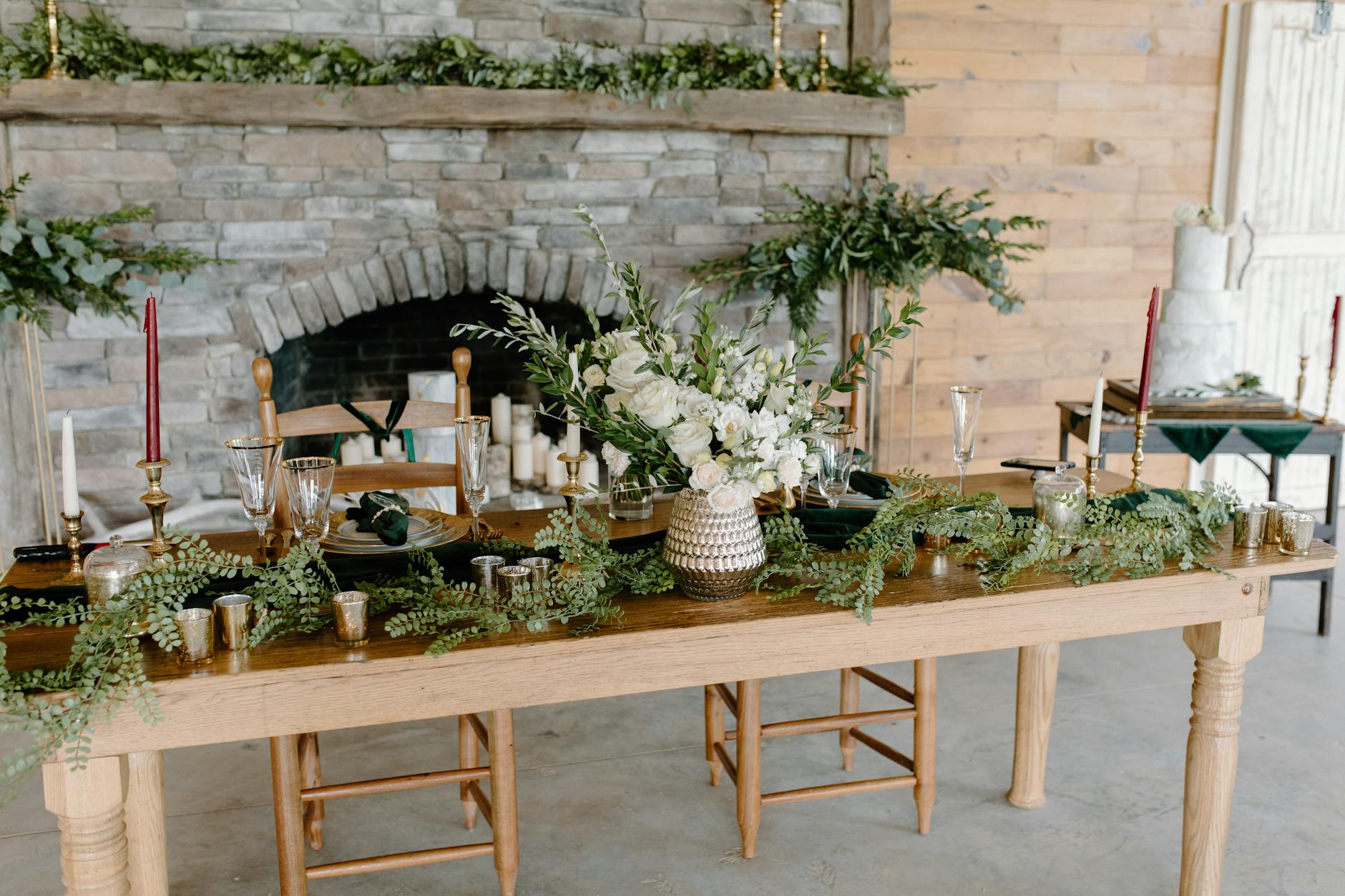 Eleganckie rustykalne przyjęcie weselne z kwiatami i świecami