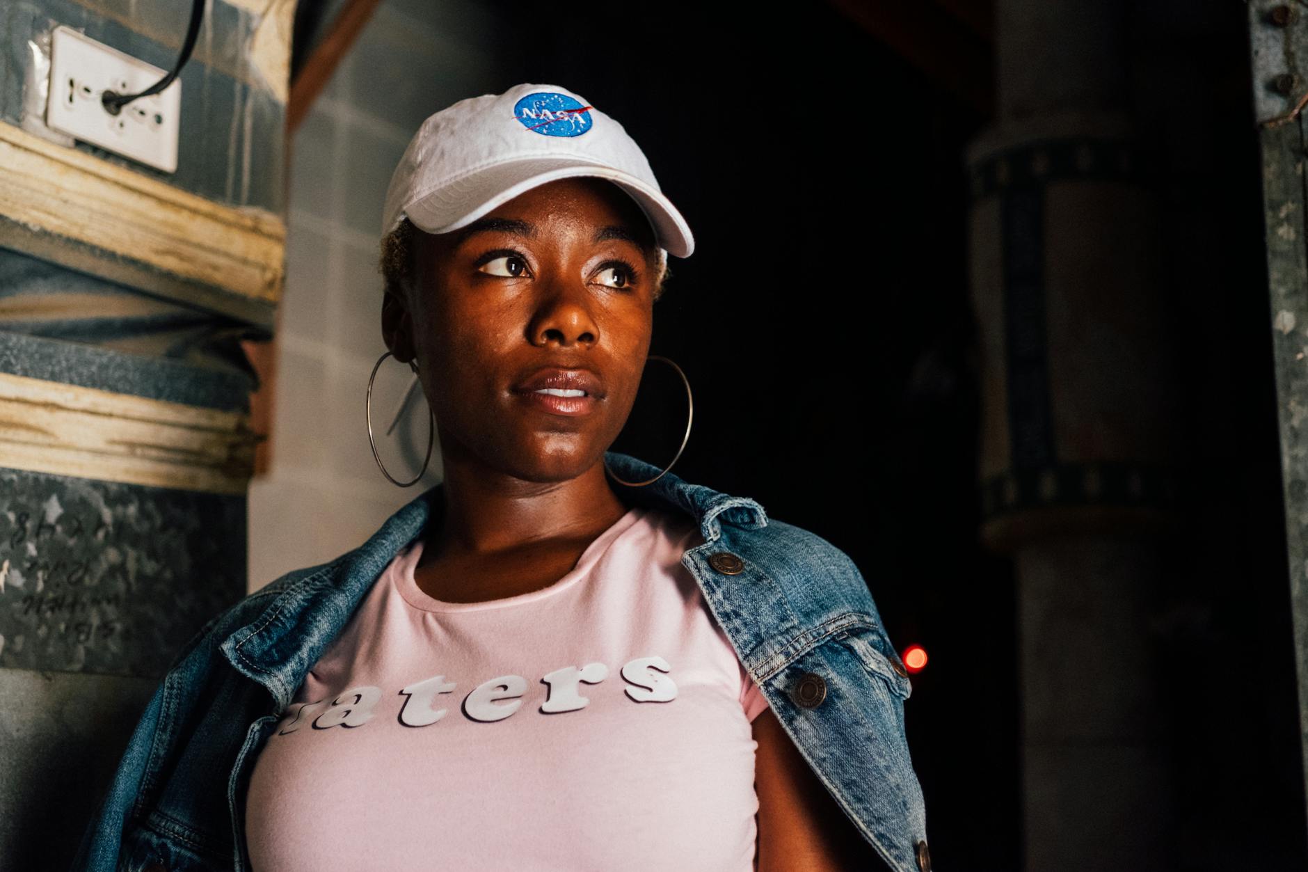 Kobieta w dżinsowej katanie i czapce z daszkiem w sportowo-miejskim stylu