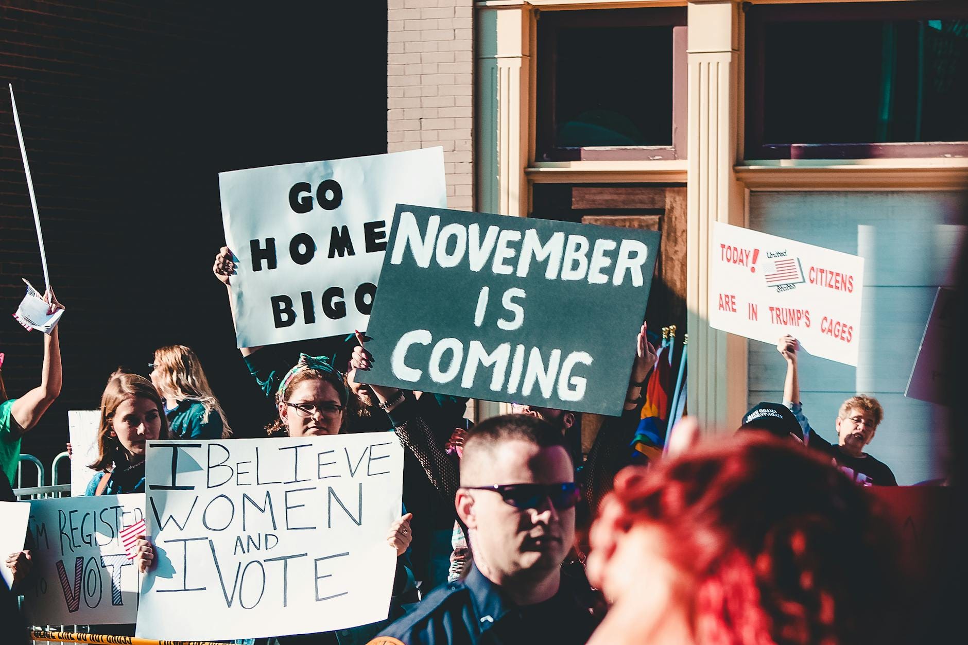 Tłum demonstrantów na ulicy trzyma transparenty podczas protestu