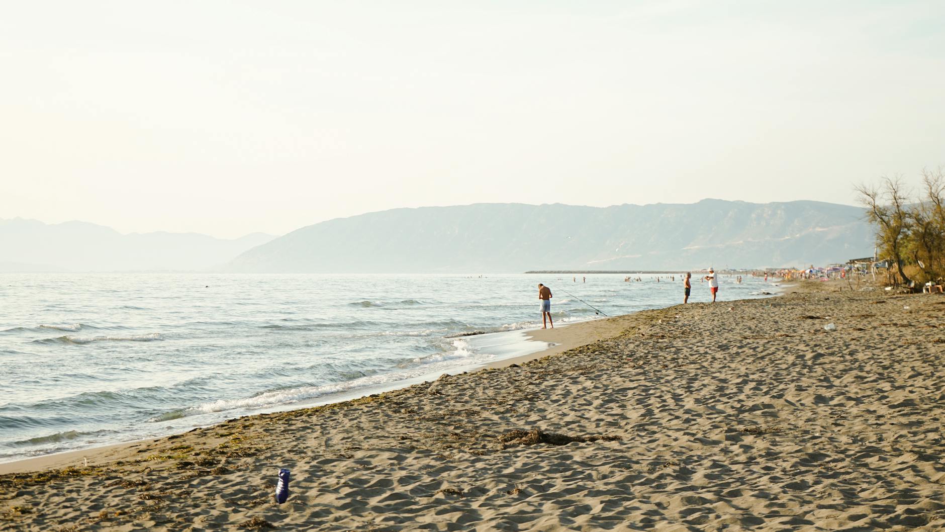 Spokojna letnia plaża w Lezhë w Albanii z malowniczym wybrzeżem