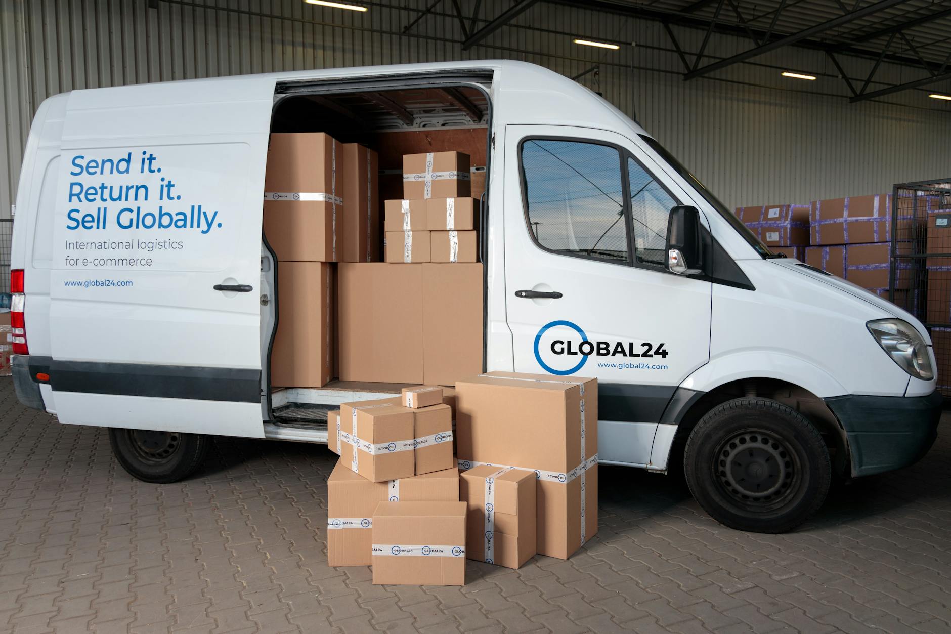Dostawczy van załadowany kartonami, symbol globalnej logistyki e-commerce