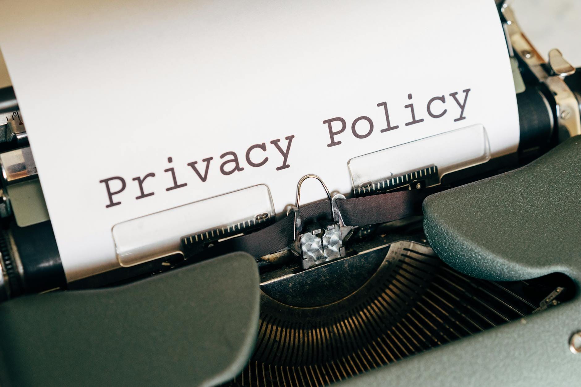 Stara maszyna do pisania z tekstem Privacy Policy na kartce