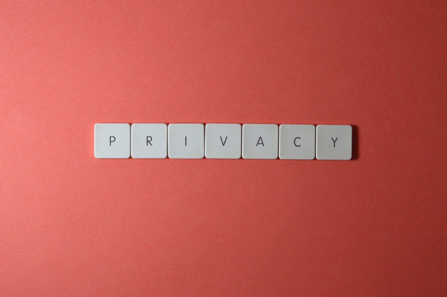 Napisy z kostek liter układające się w słowo PRIVACY na czerwonym tle