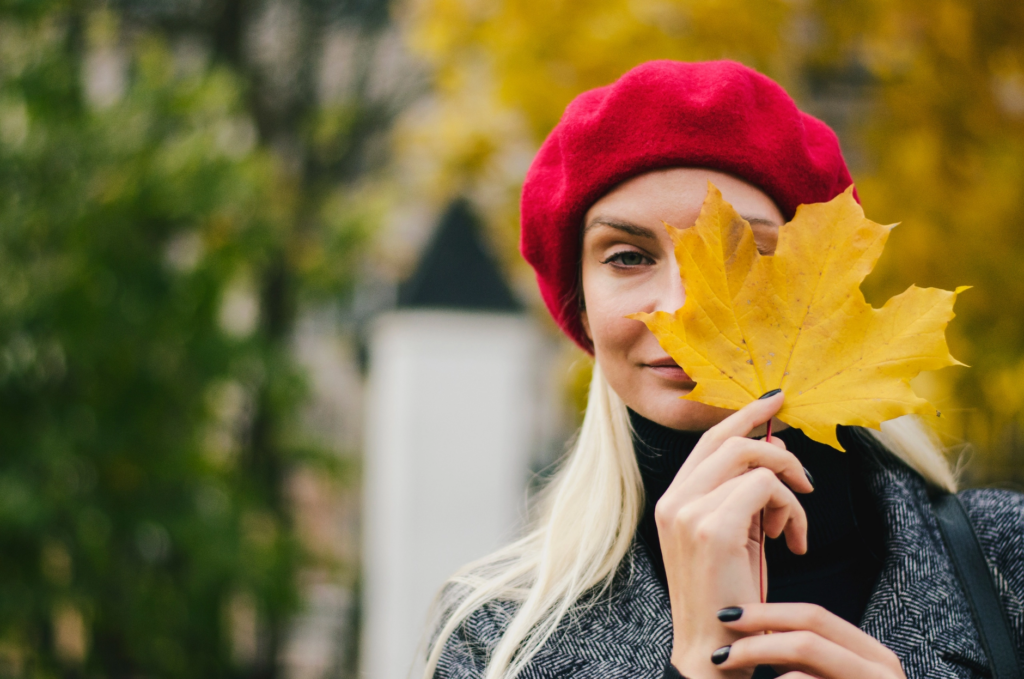 Beret czy czapka beanie? Jak dobrać nakrycie głowy do kształtu twarzy i typu urody