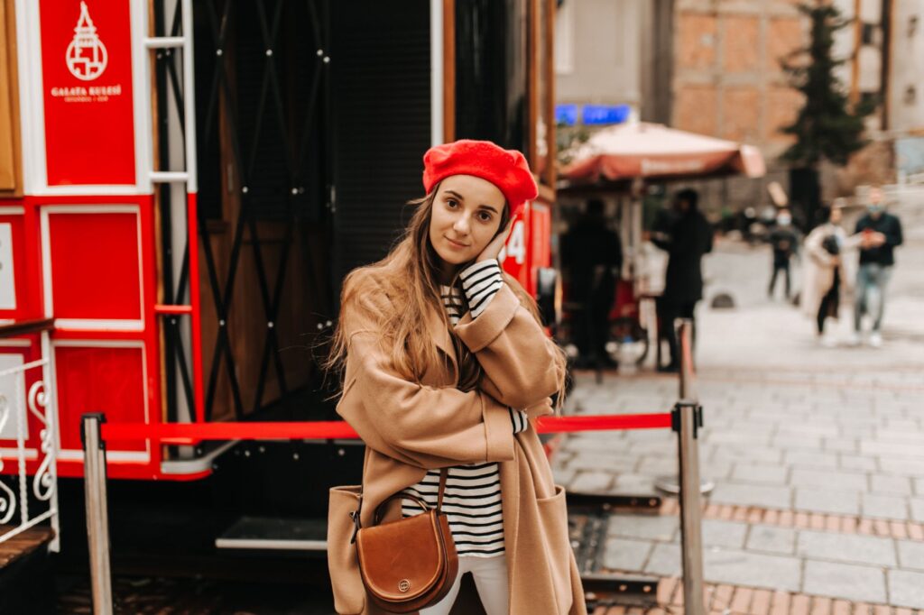Beret czy czapka beanie? Jak dobrać nakrycie głowy do kształtu twarzy i typu urody