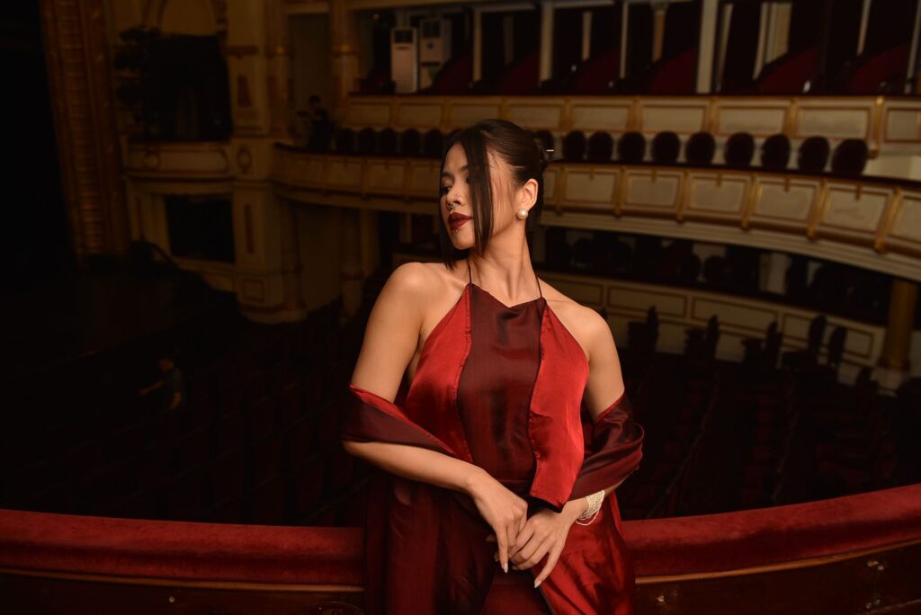 Premiera w filharmonii: 5 błędów przy doborze torebki i biżuterii